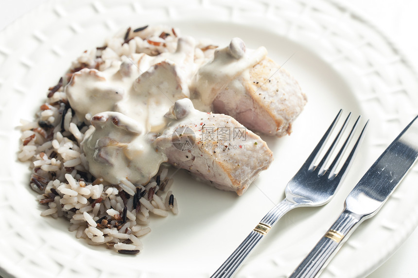 猪肉卷饼 配蘑菇和奶油酱食物美食静物盘子营养猪肉图片