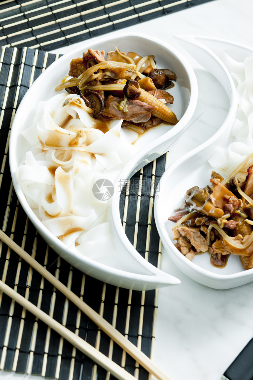 家禽肉 玉米和大蘑菇静物盘子美食食物筷子营养图片