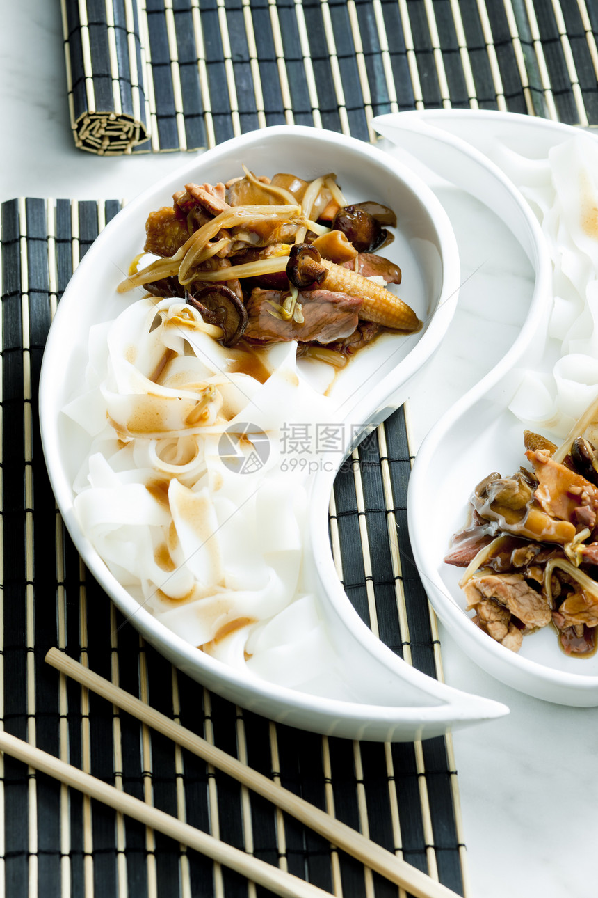 家禽肉 玉米和大蘑菇美食营养筷子食物盘子静物图片