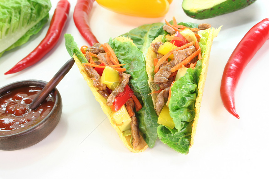 墨西哥有牛肉的墨西哥玉米饼小吃乡村胡椒蔬菜食物辣椒盘子专业图片