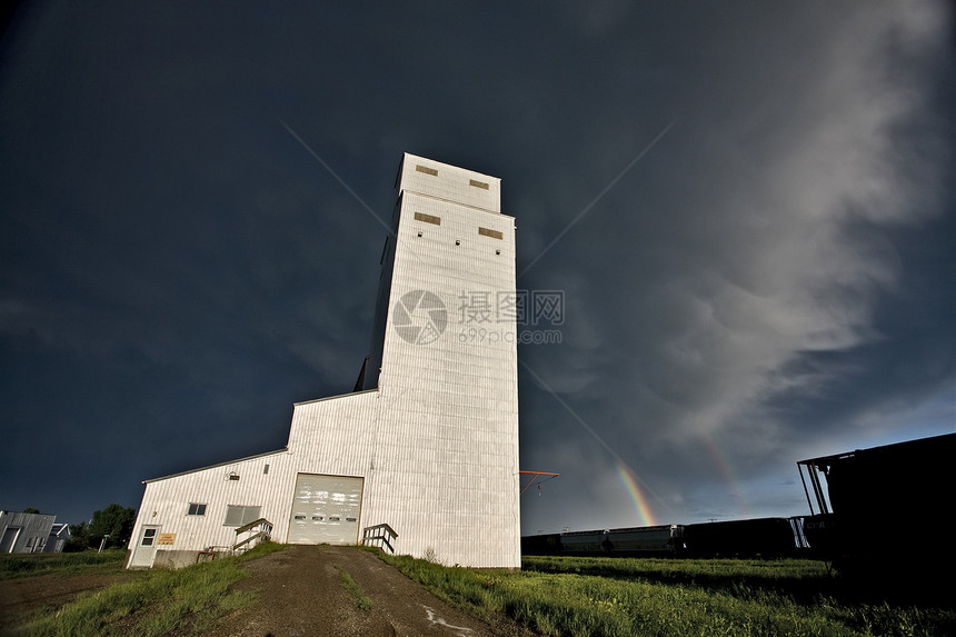 Prairie 谷物电梯收成农业植物建筑国家天空橙子小麦木头筒仓图片