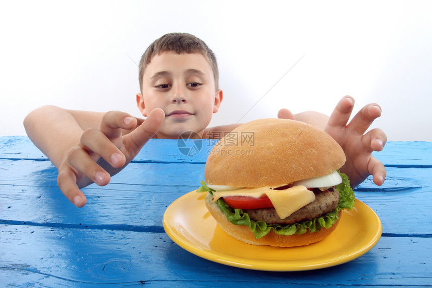 男孩和汉堡图片