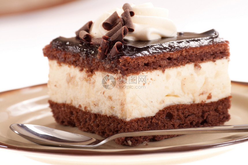 一块巧克力奶油蛋糕图片