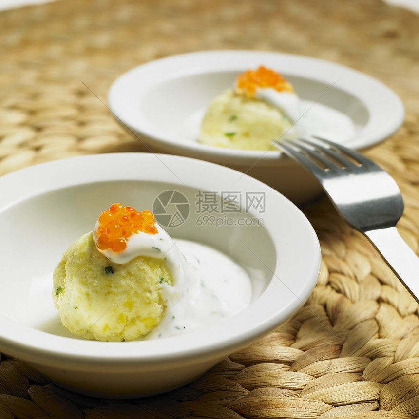 含奶油和鱼子酱的冷土豆内饰熟菜叉子静物膳食水饺菜肴男孩美食盘子图片