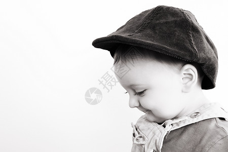 可爱的婴儿眼睛工作室棕色孩子帽子条纹男生衬衫微笑儿子棕色的高清图片素材