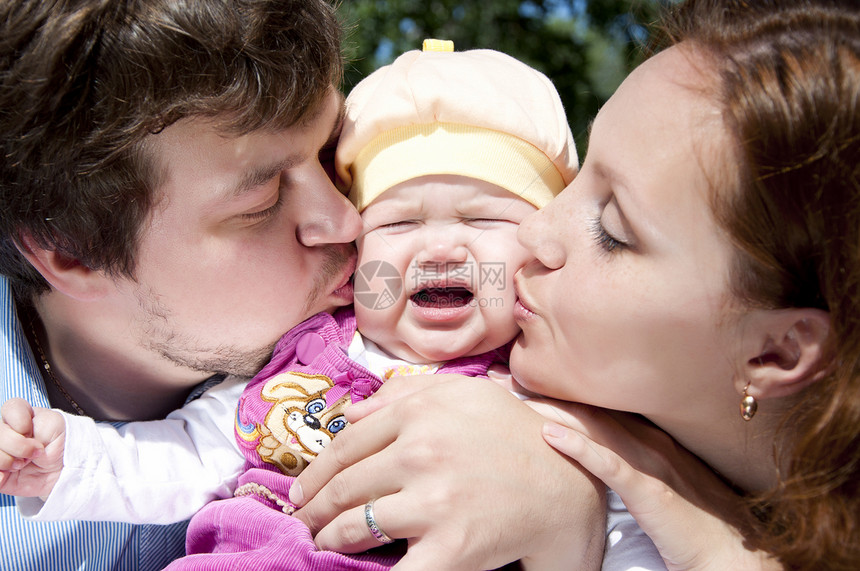 亲吻婴儿的父母童年女孩儿子幸福乐趣爸爸男人父亲家庭母亲图片
