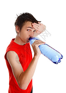 流汗的男孩喝瓶装水高清图片