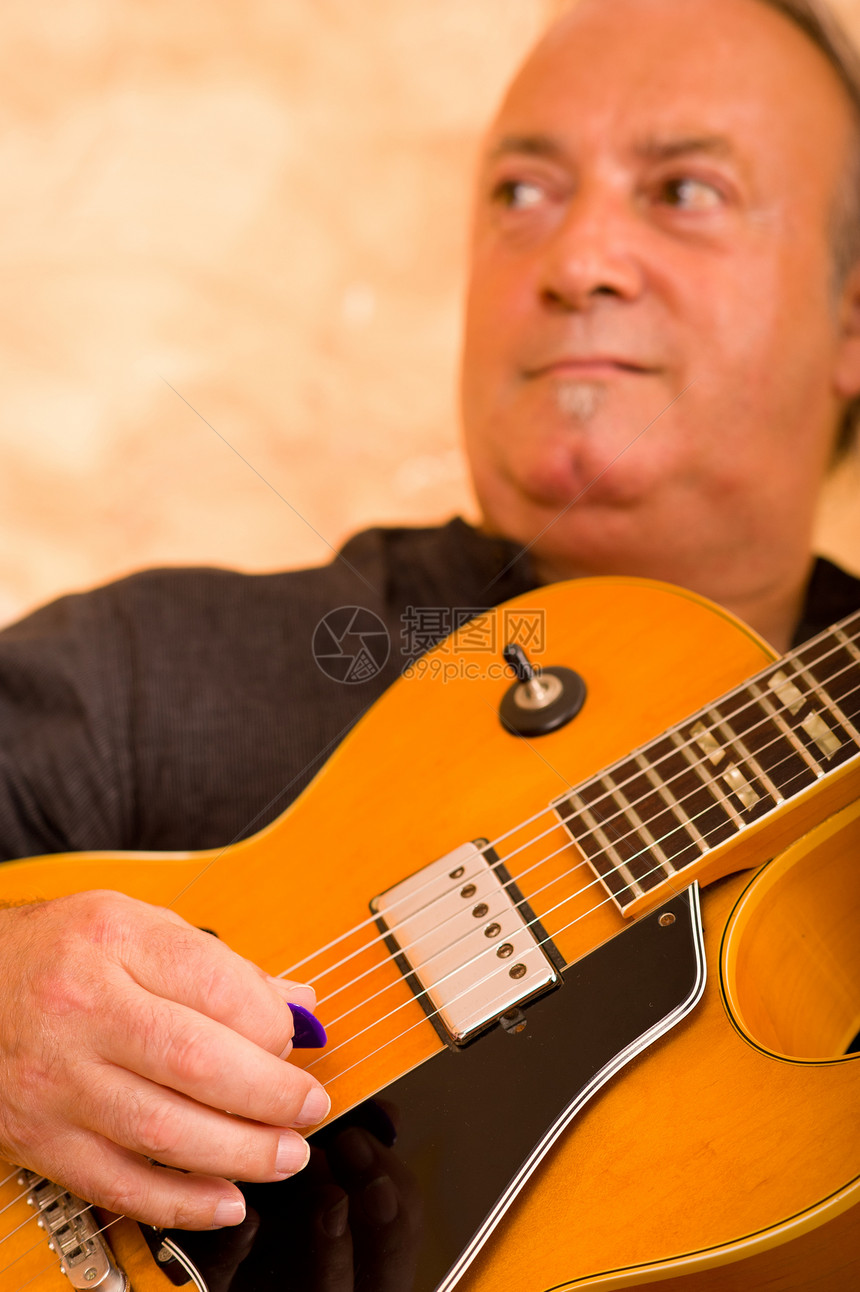 Jazz 吉他手音乐家娱乐男性音乐演出男人俱乐部演奏家唱歌吉他图片