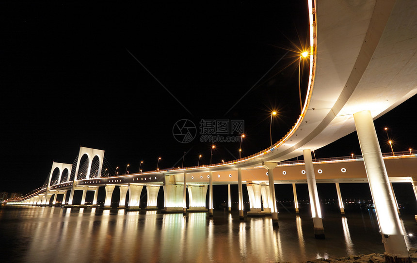 澳门赛万桥中心大都市建筑圆形天空通道货车灯光反射灯柱图片