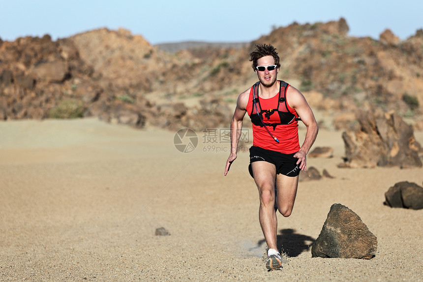 运行器男人踪迹跑步短跑行动冒险沙漠成人运动员身体图片