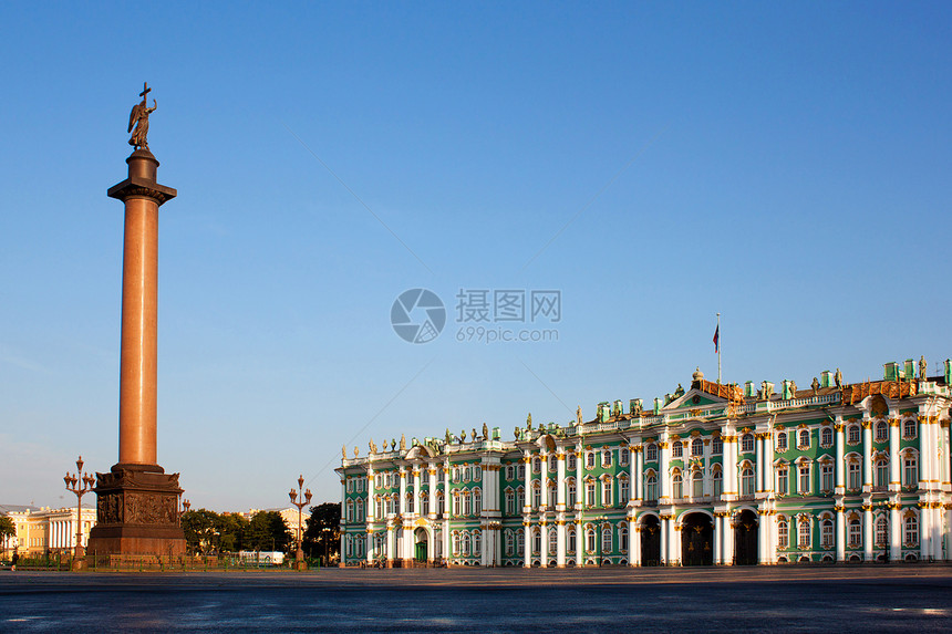 俄罗斯圣彼得堡的冬季宫殿天空旅游白色风格柱子游客文化访问博物馆建筑图片