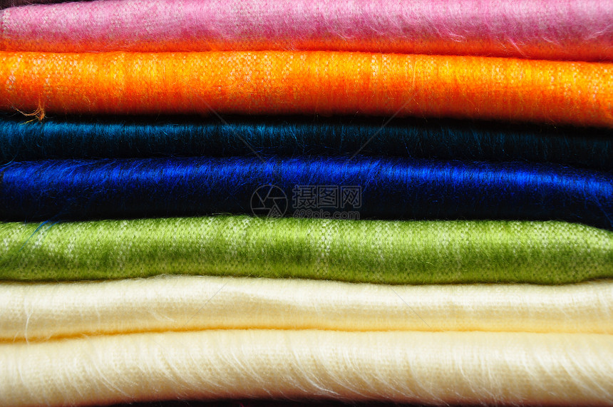 堆积着明亮彩色的毛绒羊毛毯观光编织旅行手工业羊毛文化织物纺织品购物手工图片