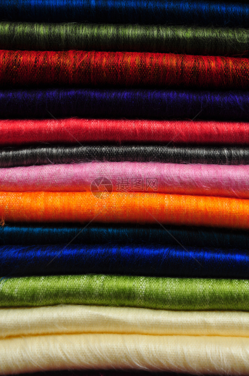 堆积着明亮彩色的毛绒羊毛毯手工业编织旅游观光市场织物文化羊毛纺织品购物图片