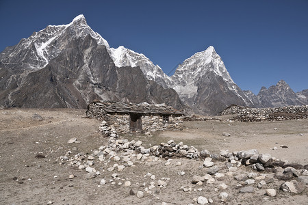 避难小屋山山山区避难地首脑蓝色干旱住宅顶峰小屋风景天空背景