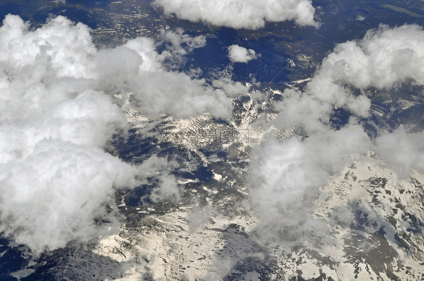 Ariel 山云展望蓝色天空丘陵地平线山脉气氛雪帽多云岩石灰色图片