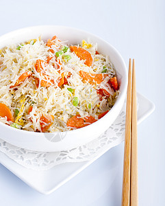 亚洲大米面条筷子厨房食物挂面午餐服务盘子油炸餐厅水平可口的高清图片素材