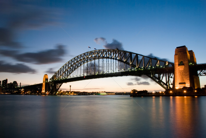 日落时悉尼港桥城市日出阳光多云旅行反射地标港口景观水平图片