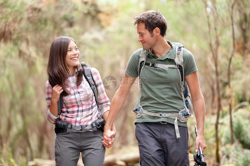 一对夫妇快乐的徒步旅行图片