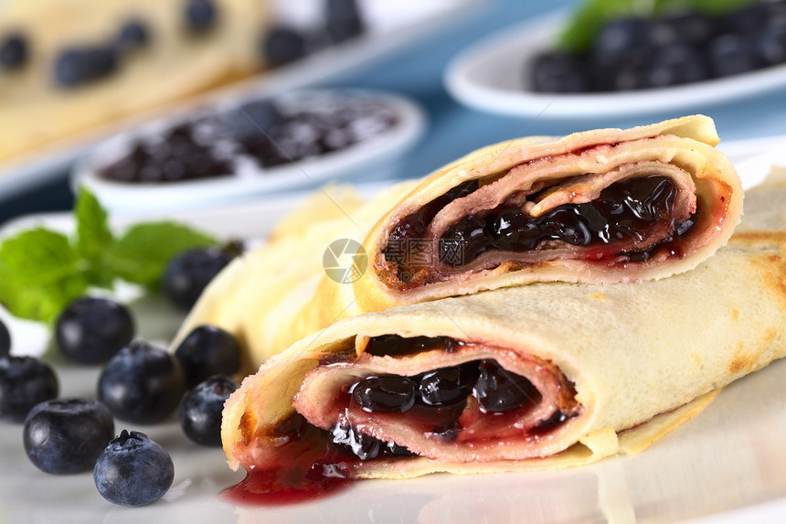 装满蓝莓果酱的煎饼早餐蓝色照片小吃水果食物水平甜点浆果图片