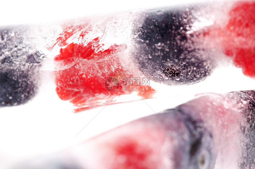 冻在冰棒中的草莓和黑莓甜点热带食物立方体稻草冻结液体水果气泡玻璃图片