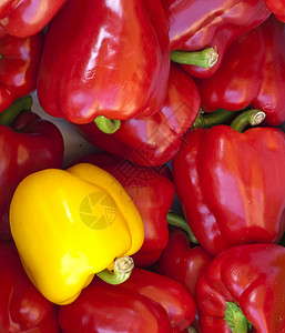 红胡椒中间的黄胡椒背景图片