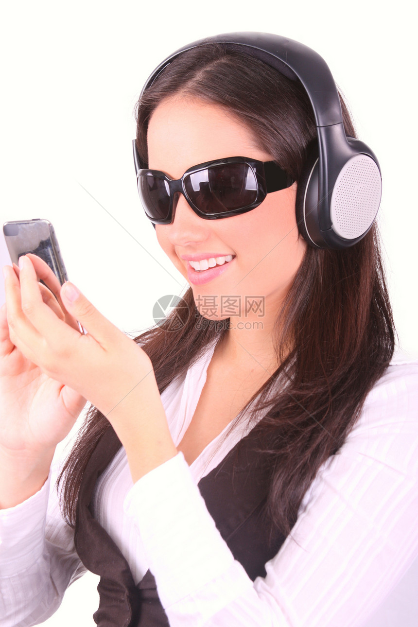 微笑的听音乐的女人房间享受女士长椅黑发女孩太阳镜幸福耳机女性图片