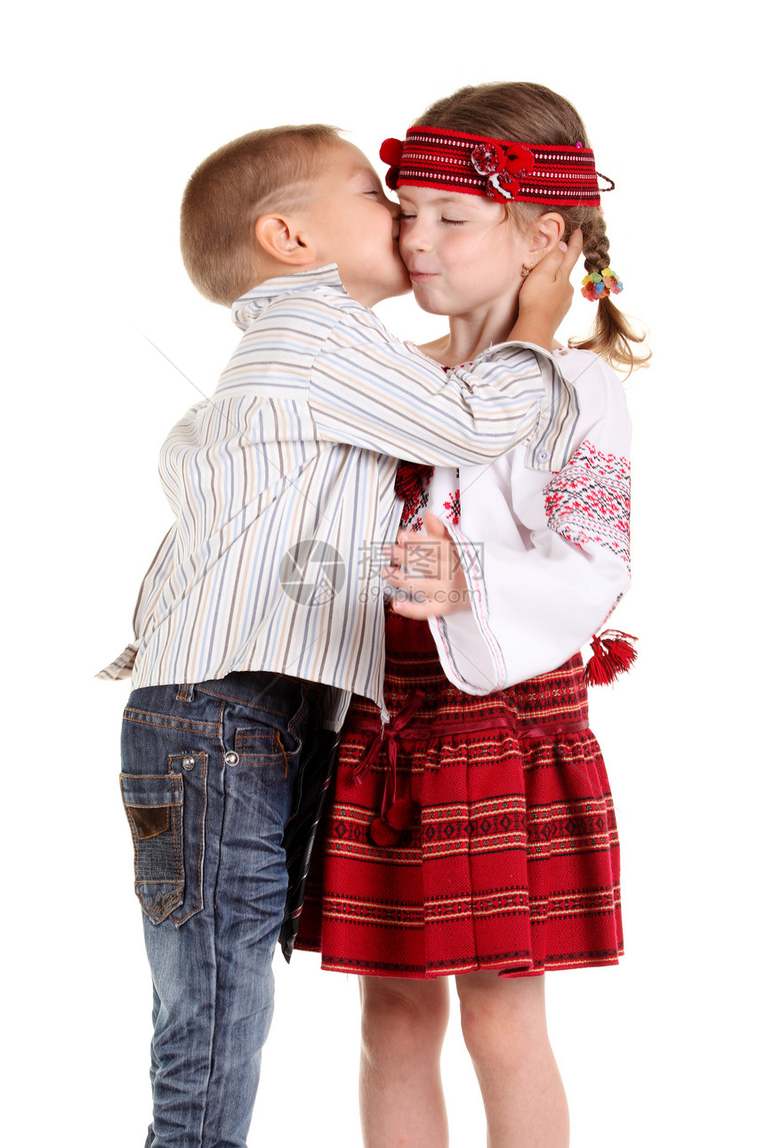 小男孩亲吻一个小女孩图片