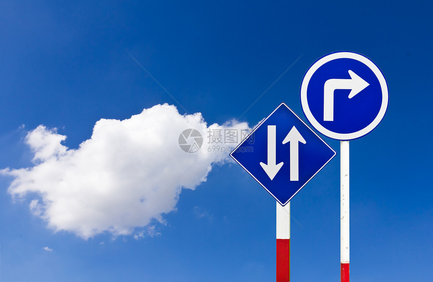 公路交通标志向右转旅行冒险路标警告多云指导车削小路白色街道图片
