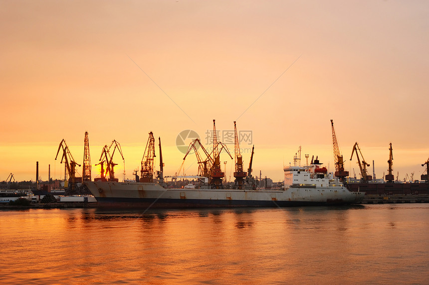 奥德萨港海港运费血管货运起重机运输工艺太阳加载图片
