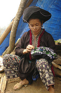 越南奥戴妇女达奥努尔传统少数派化学家长裤服装黑道刺绣背心背景