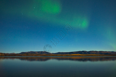在平静的湖边 北极光和落色地区反射场地天空极光月亮月光磁层白马北极星背景图片