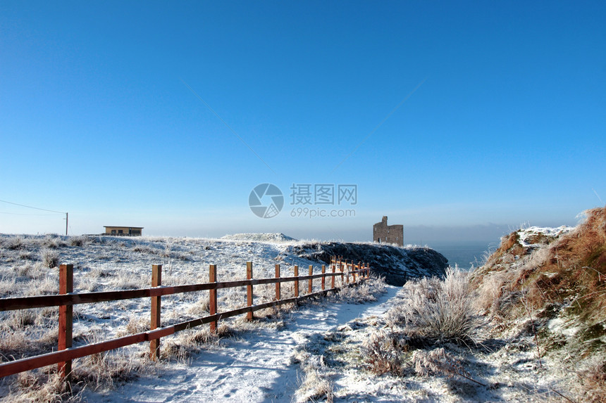 冬天下雪时被围成栅栏步行到芭蕾舞城堡图片