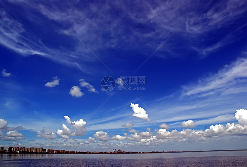 俯视着沿海城市风景的蓝色天空下自然旅行蓝色天空图片