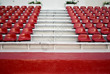 红色漂白器体育场看台白色塑料楼梯竞技场座位椅子运动背景图片