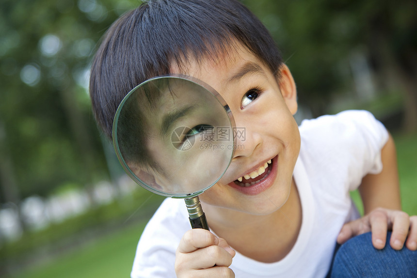 持有放大镜的亚裔男孩图片