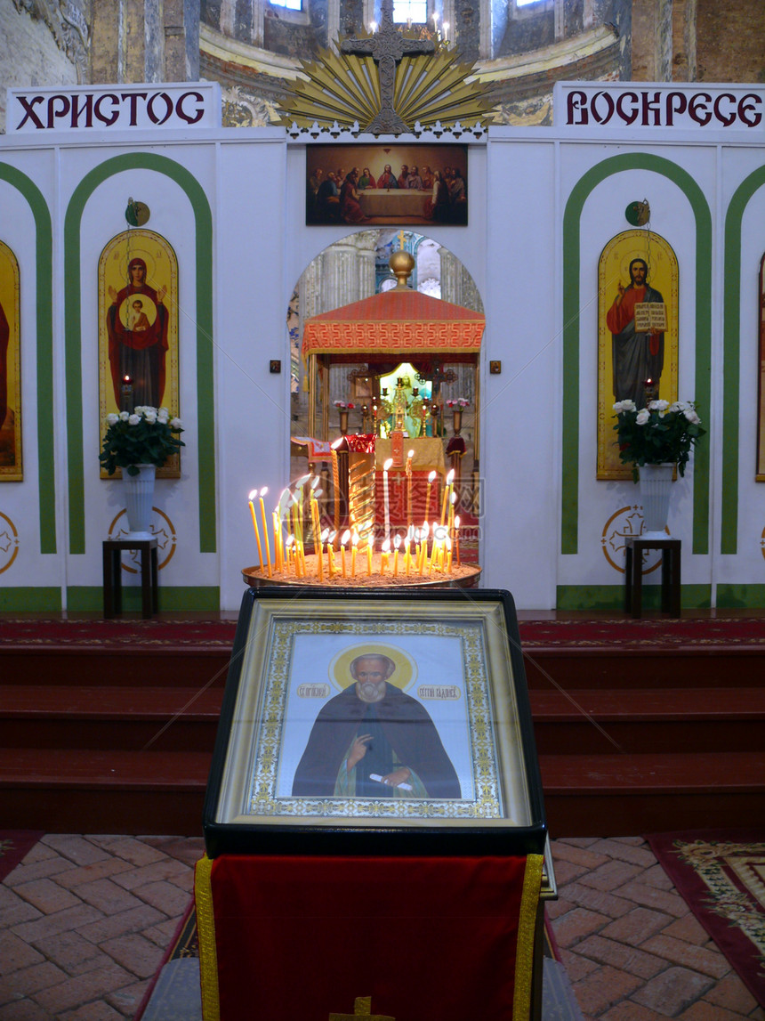 教堂中的蜡烛和图标图片