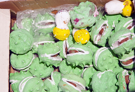 绿色盒子蛋糕蘑菇和坚果仿制的甜品背景