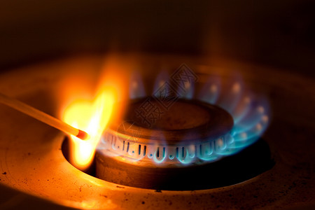 蓝色火素材由丙烷燃烧器点燃的火柴烧伤宏观蓝色辉光炉灶橙子火炉丁烷烹饪化石背景