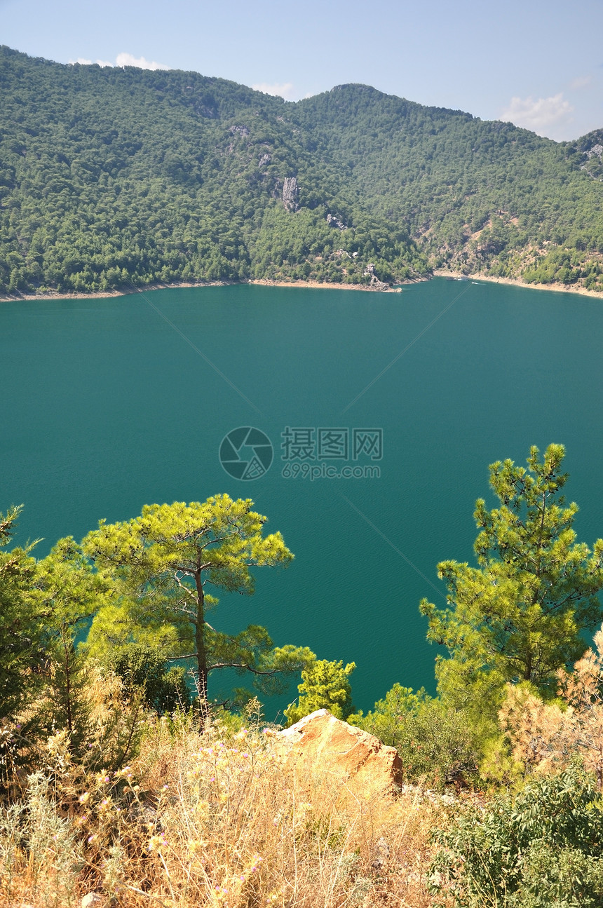 山区湖晴天岩石环境天空旅游树木木头顶峰美丽娱乐图片