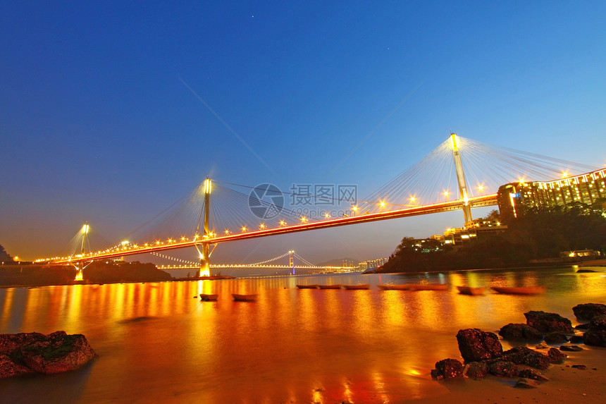 钟九桥 晚上在香港天空旅行金属建筑地标反射天际游客运输连接器图片