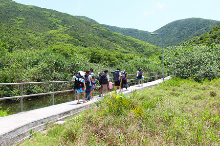 在香港山区的亚洲徒步旅行队背景图片