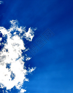 蓝色天空 有云彩和阳光照耀灰色白色射线太阳太阳光线背景图片
