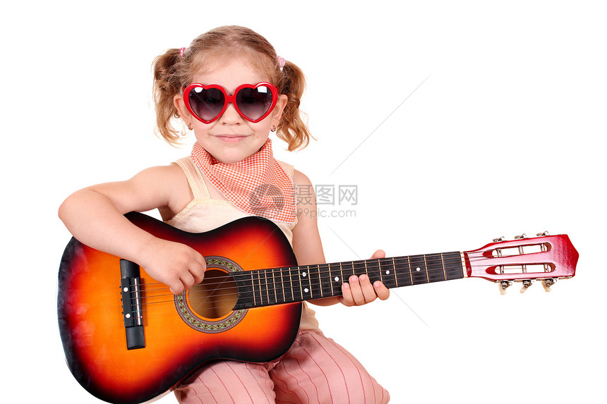 带着太阳眼镜和吉他的女孩图片