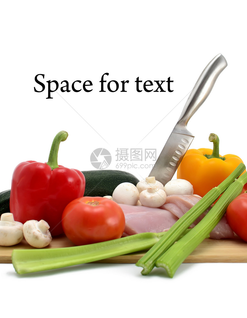 鸡肉 刀子和蔬菜在切割板上 孤立于白色厨房木头芹菜红色胡椒桌子木板食物图片