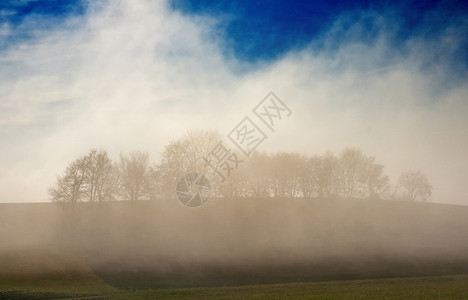 秋天降雾蓝色草地高地阴霾天气薄雾天空湿度季节性背景图片