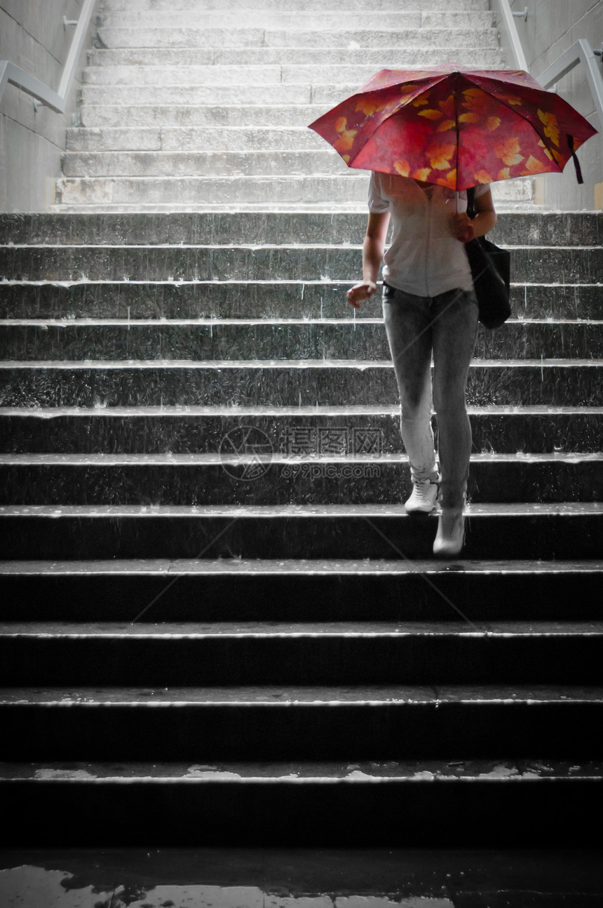 带伞的女孩去地铁图片