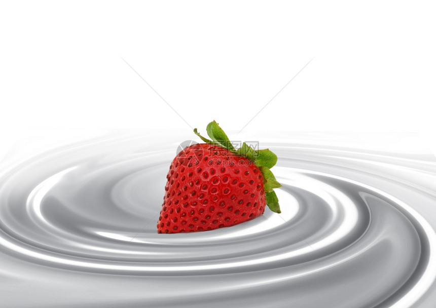 牛奶中的草莓饮食产品飞溅食物水果奶油液体蓝色糖果工作室图片