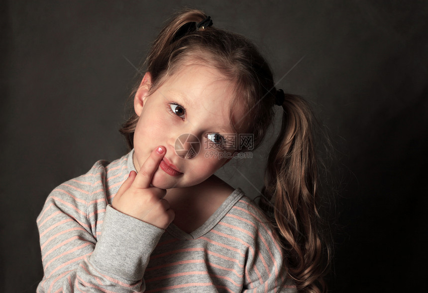 演播室的5岁女孩肖像情绪情绪化尖叫情感孩子童年嘴唇图片