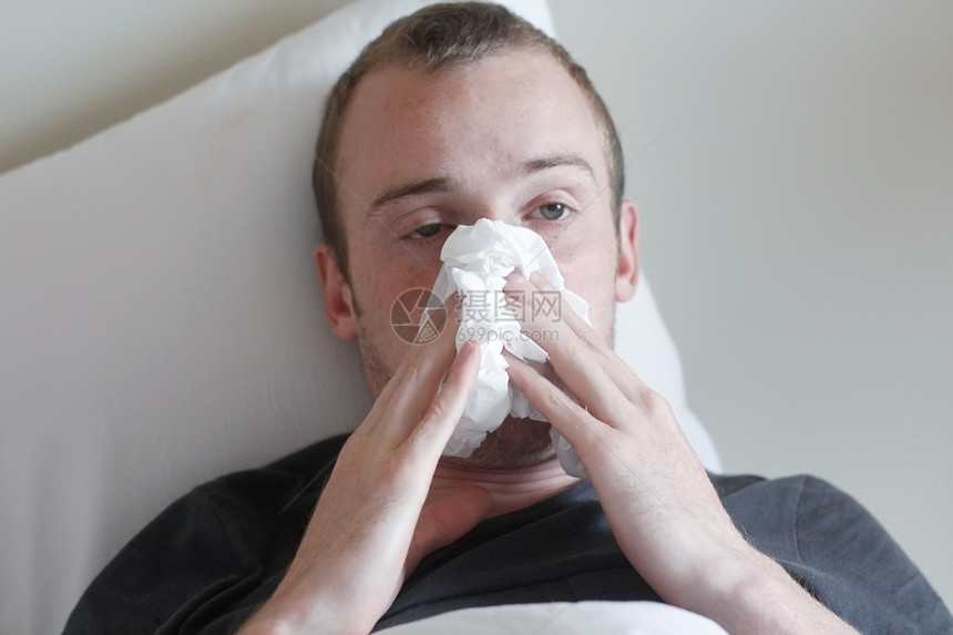 一个得了流感的人疼痛疾病卫生鼻子手帕过敏花粉发烧喷嚏男人图片