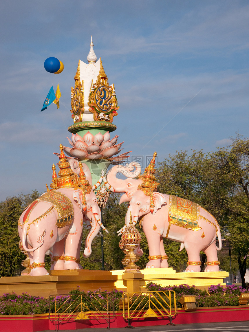 曼谷街头装饰 庆祝国王布密波尔·阿杜殿下图片